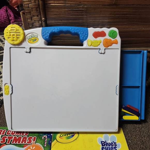 Kids Books + Crayola My First: washable colouring board with crayons - Picture 4 of 6